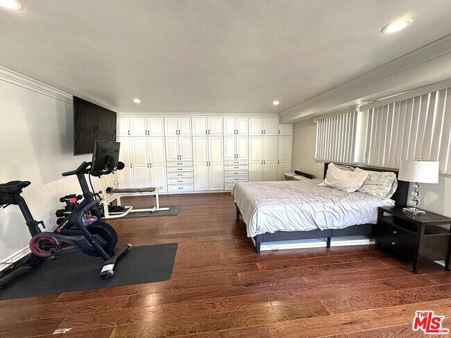 Building Photo - 2120 San Ysidro Dr