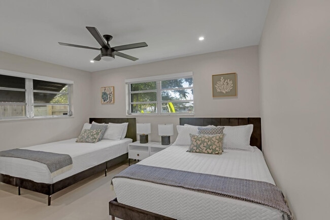 Building Photo - 755 S Rainbow Dr