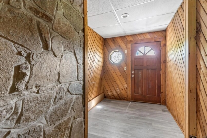 Main entrance/mudroom - 52 Grove St