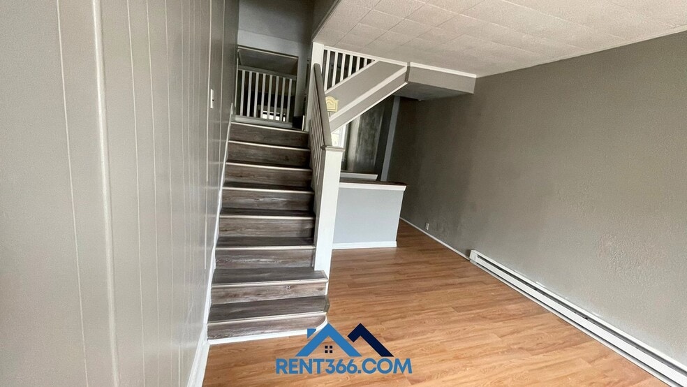 Building Photo - 403 E Norwegian St