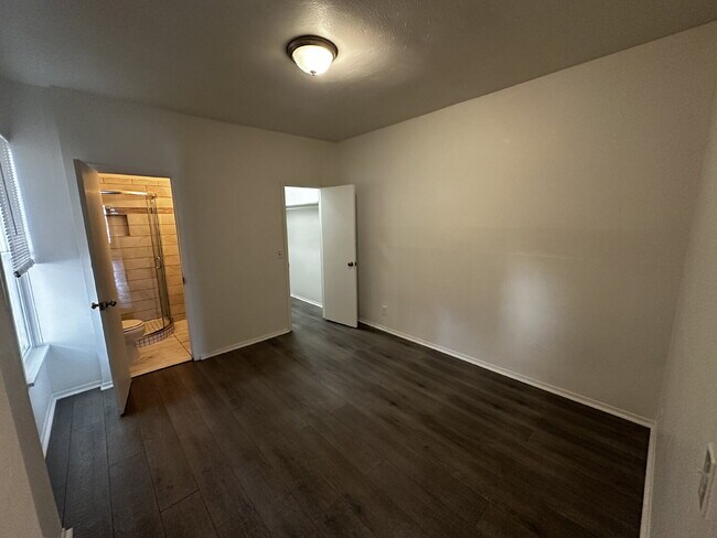 Building Photo - "Charming 1-Bedroom Retreat in Denver's Heart - Perfect Blend of Comfort & Convenience!