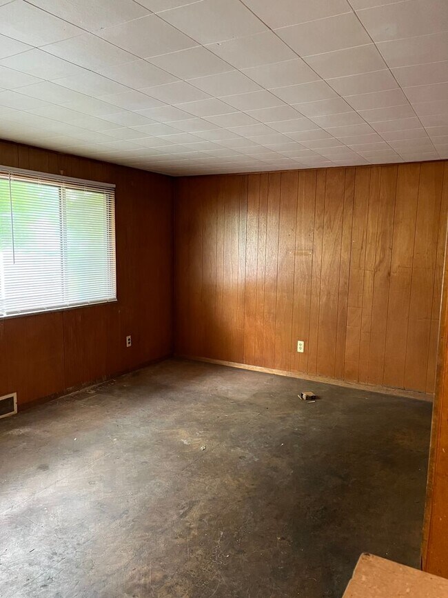 Building Photo - 3 bedroom - 1 bath  $1095/month