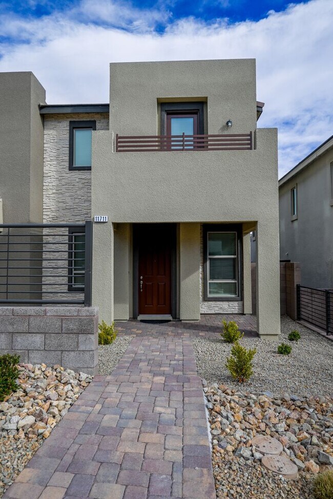 Building Photo - Beautiful 3 bed Townhome in Summerlin