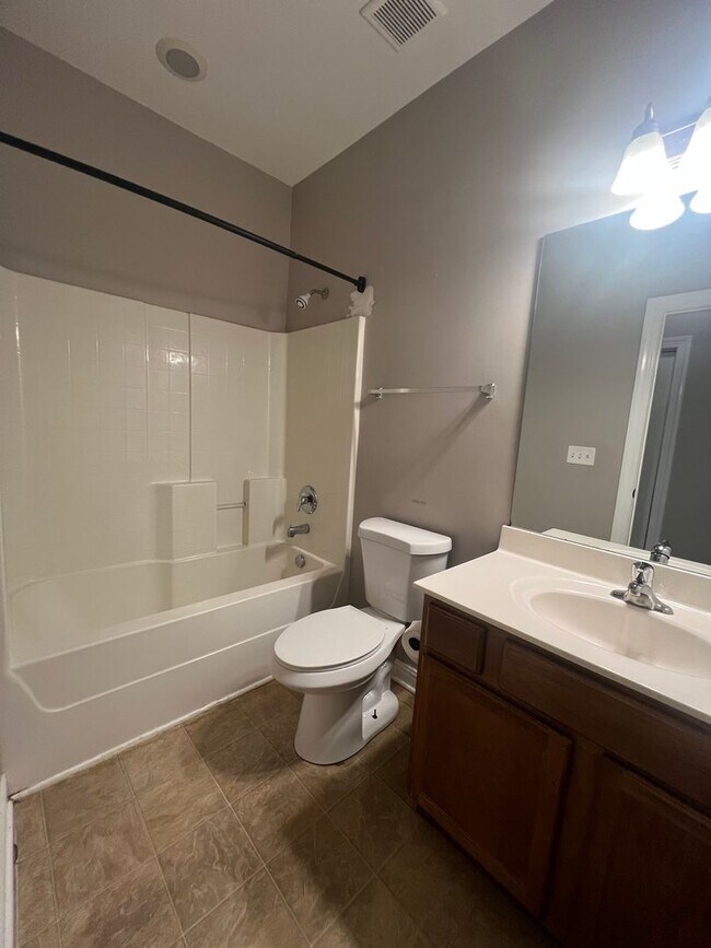 Building Photo - Spacious 3BR Home with Bonus Room in Prime...