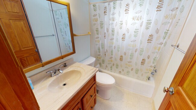 Building Photo - 5814 Meadowood Dr