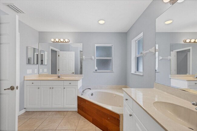 Building Photo - 2821 Embassy Rd