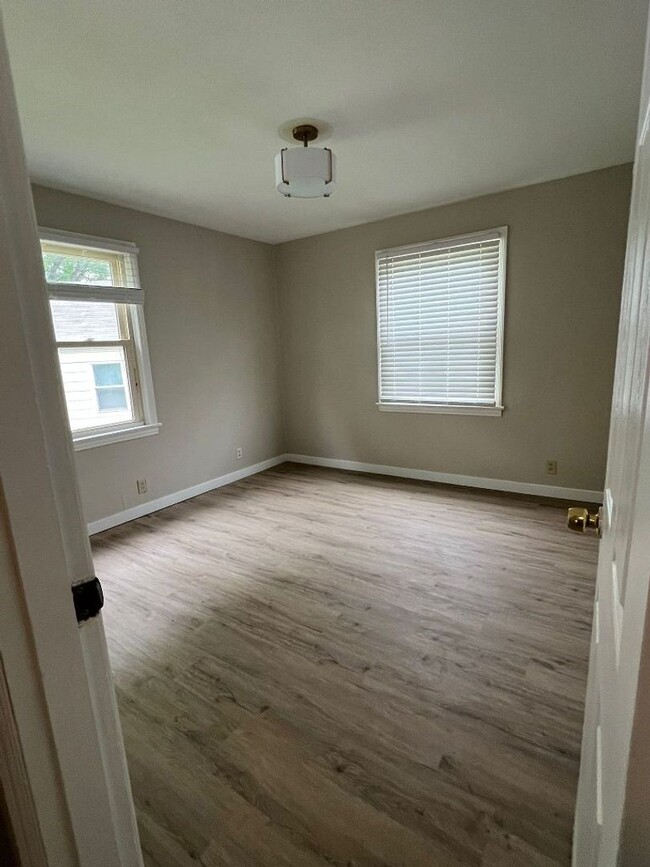 Building Photo - Spacious and Freshly Remodeled in Ritenour...