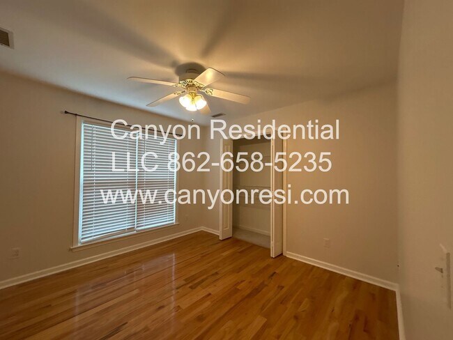 Building Photo - Beautiful 3 BR/3Bath in well sought after neighborhood !