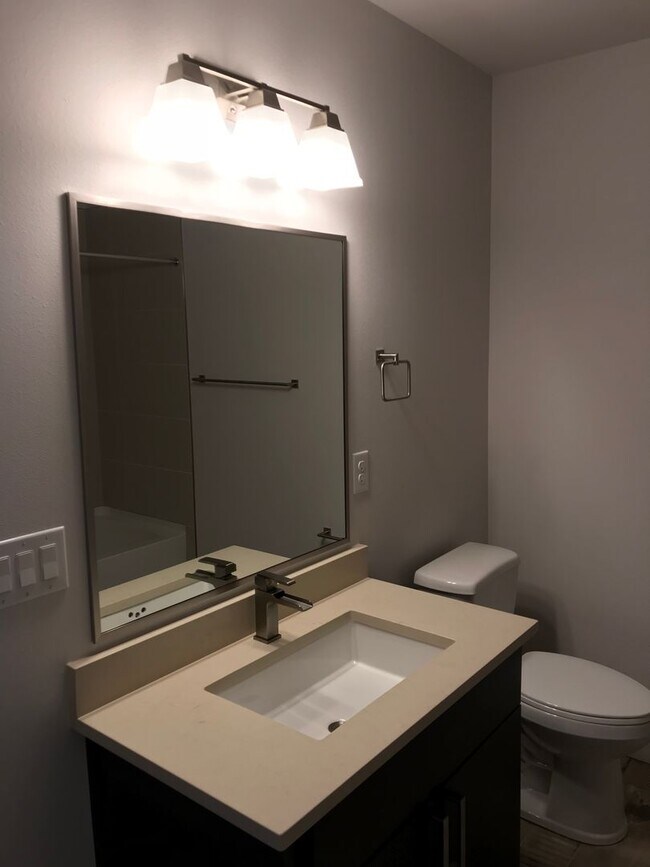 Building Photo - Newer 2 bed / 2.5 bath condo in Bryant Hei...