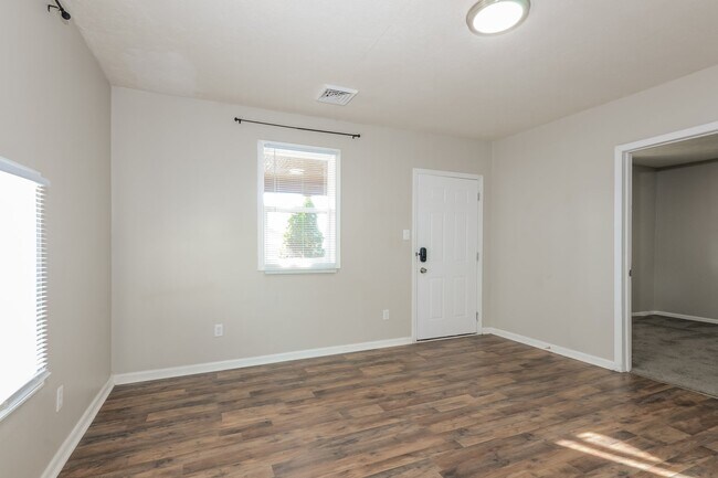 Building Photo - 1515 Villa Ave
