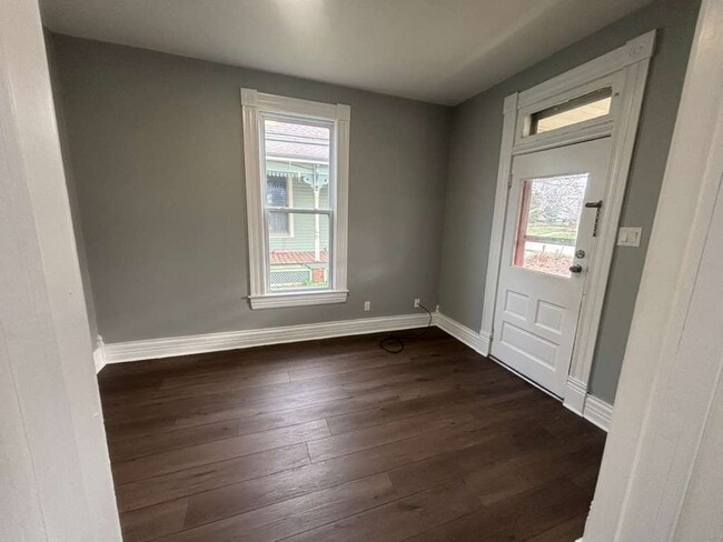 Building Photo - 237 N Lincoln St