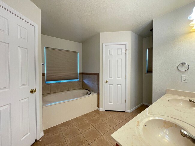 Building Photo - 4-Bedroom House for Rent in Killeen