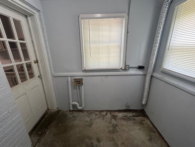 Building Photo - 932 Munsen Spring Dr