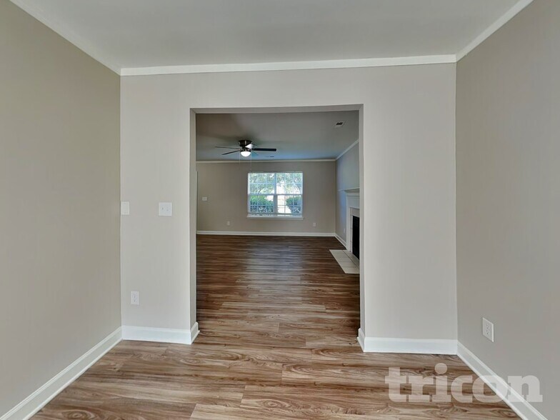 Building Photo - 3933 Far West Dr