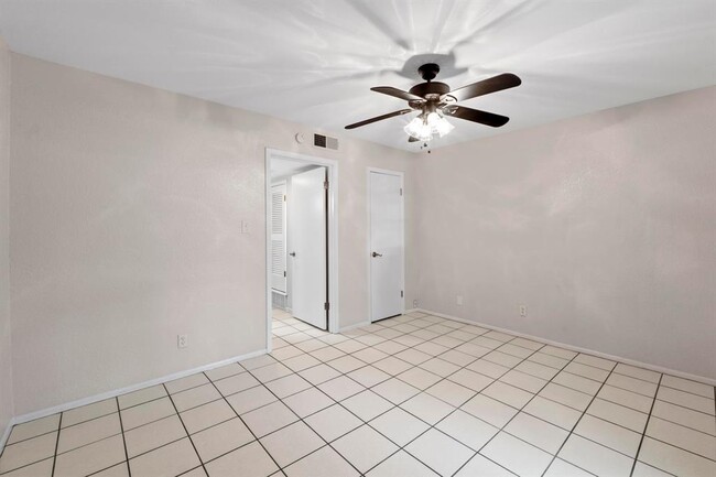 Building Photo - 2425 Ashdale Dr