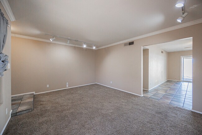 Building Photo - 2812 S Cottonwood Dr