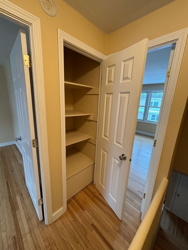 Building Photo - 2 Bedroom 1 Bathroom Townhouse for Rent!