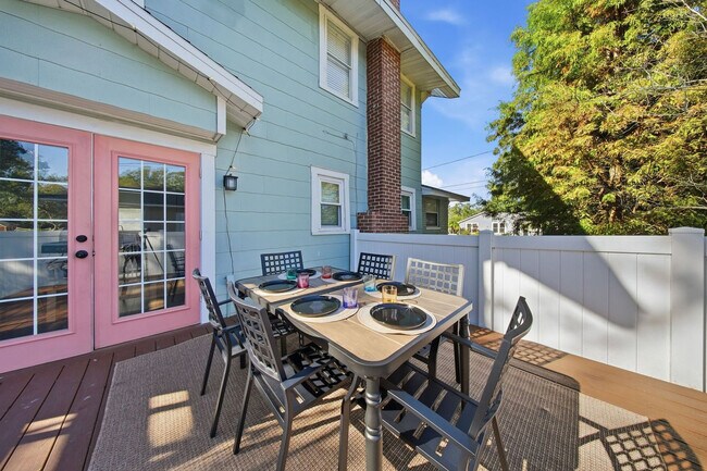 Building Photo - 720 1/2 West Woodlawn Avenue-SI ID1271939P