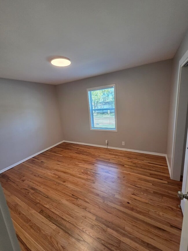 Building Photo - 3 bed 1 bath, 1 car detached garage, newly...