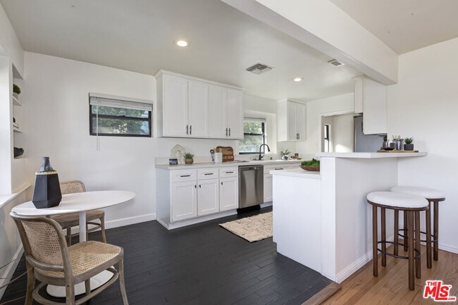 Building Photo - 9125 David Ave