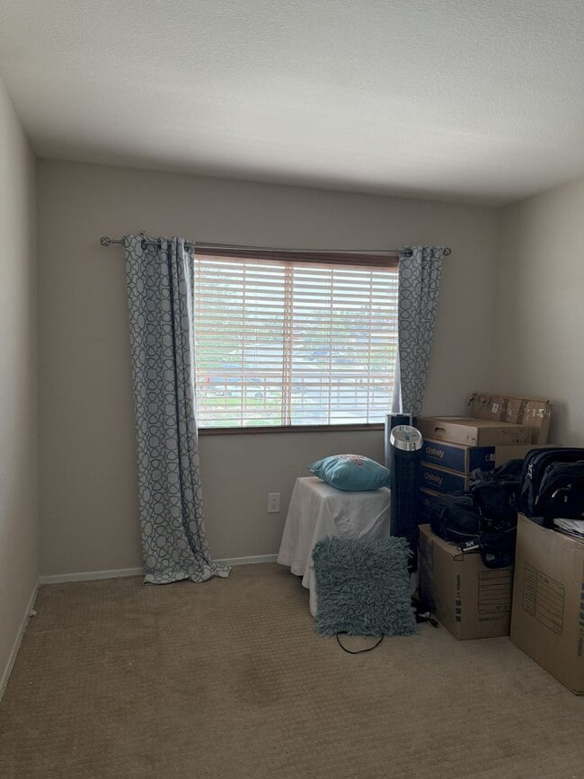 Building Photo - Spacious 4 bedroom 2.5 bath home with a hu...