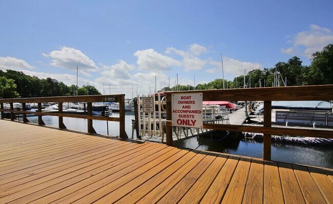 Building Photo - 3 Bedroom 3 Bathroom Condo in Yacht Cove