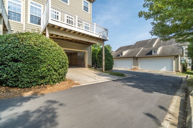 Building Photo - Gorgeous 3 Bedroom Townhome in Davidson