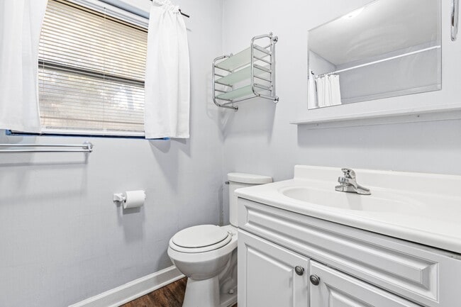 Building Photo - 300 Barclay Rd