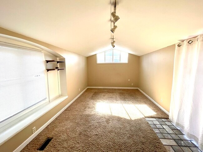 Building Photo - 272 E 15th St