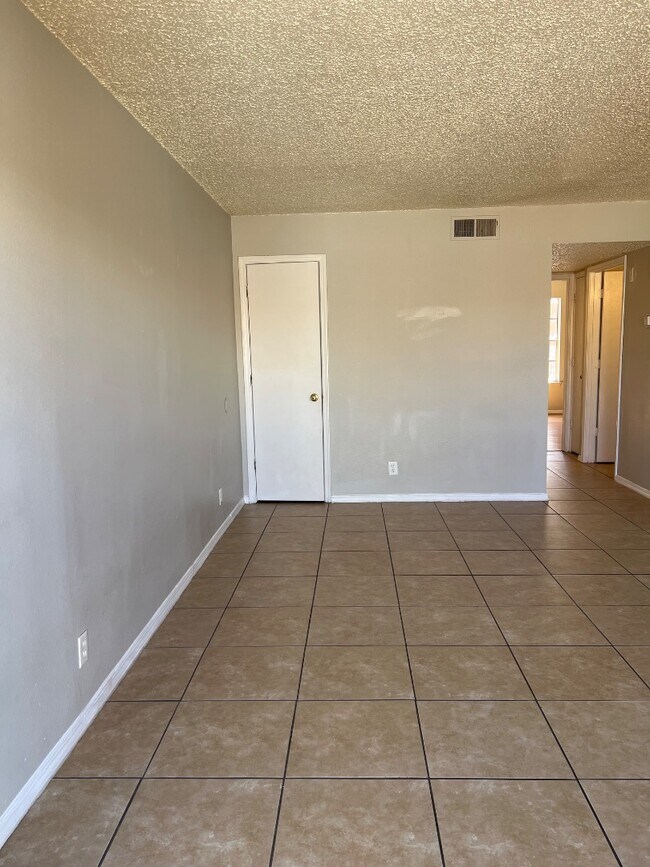 Building Photo - 920 San Pedro Dr SE