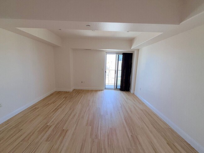 Building Photo - Riverwalk Tower 2 Bedroom Condo - 2 Parking Spaces/Private Laundry