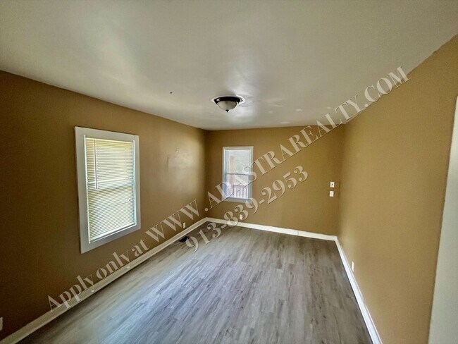 Building Photo - Updated 5 Bed 2 Bath home in Independence-...