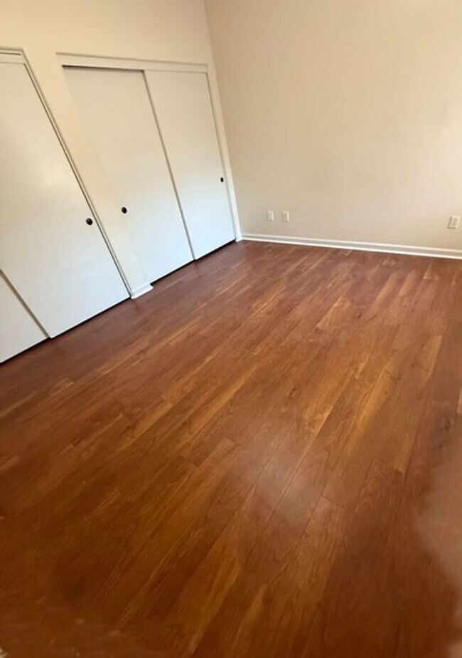 Building Photo - 3 Bedroom Condo in Sunrise Hills