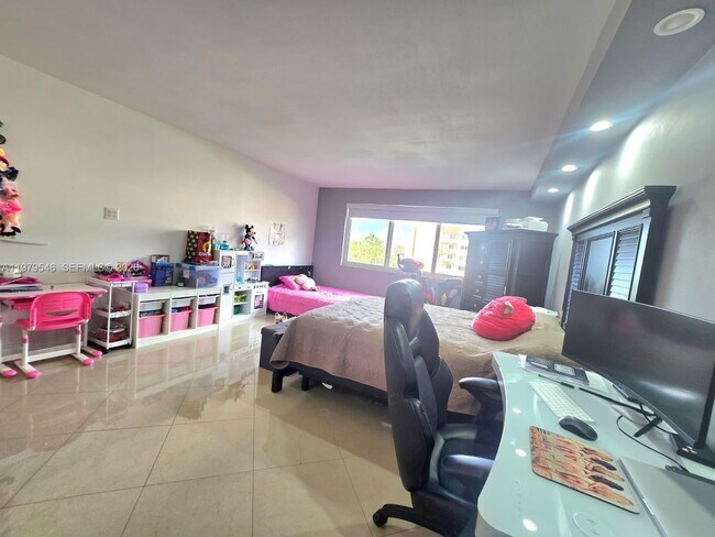 Building Photo - 6940 Miami Gardens Dr