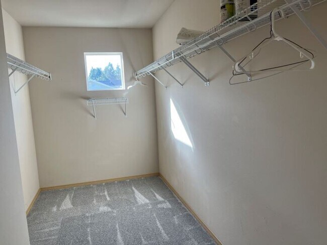 Building Photo - Spacious 3-Bedroom Home for Rent in Desirable DuPont