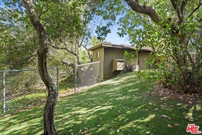 Building Photo - 21273 Entrada Rd