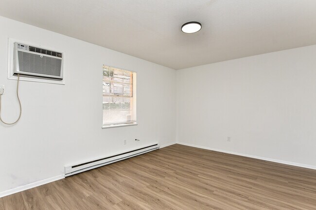 Building Photo - 409 Lily St