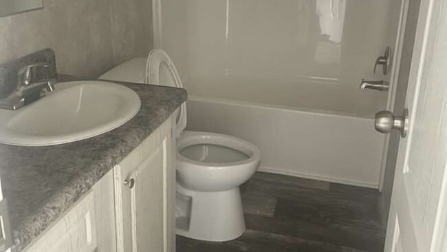 Building Photo - 2 Evergreen Ct