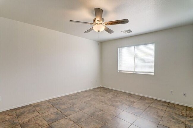 Building Photo - READY TO VIEW NOW! Spacious 3 Bed 2 Bath home in the Estrella Neighborhood