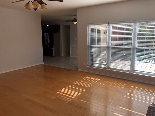 Building Photo - 5 Bedrooms in Richardson!