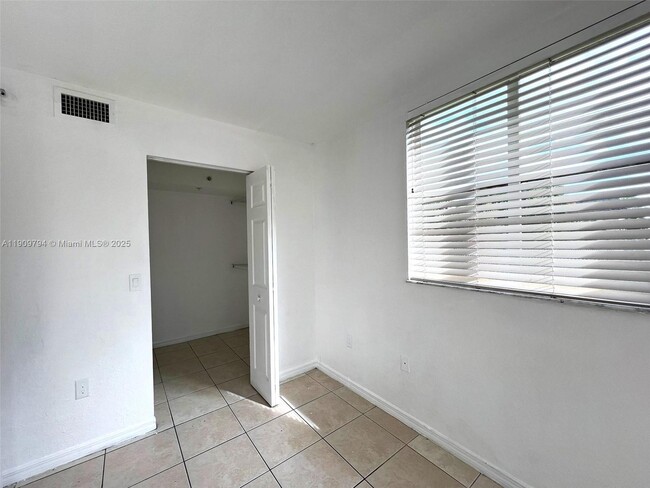 Building Photo - 13820 NE 3rd Ct