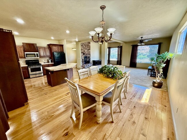 Building Photo - VIEWS in Toquerville Four Bedroom