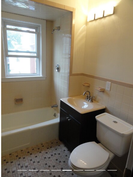 Building Photo - 18 Bond St