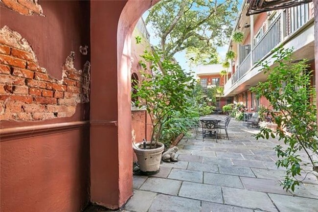 Building Photo - 931 Royal St