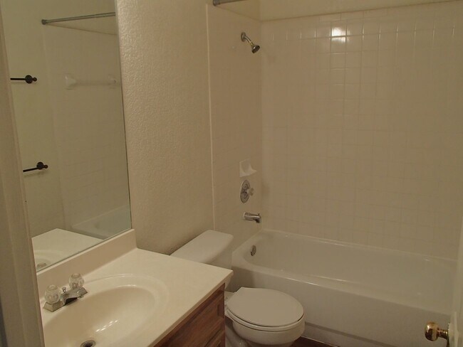 Building Photo - 1004