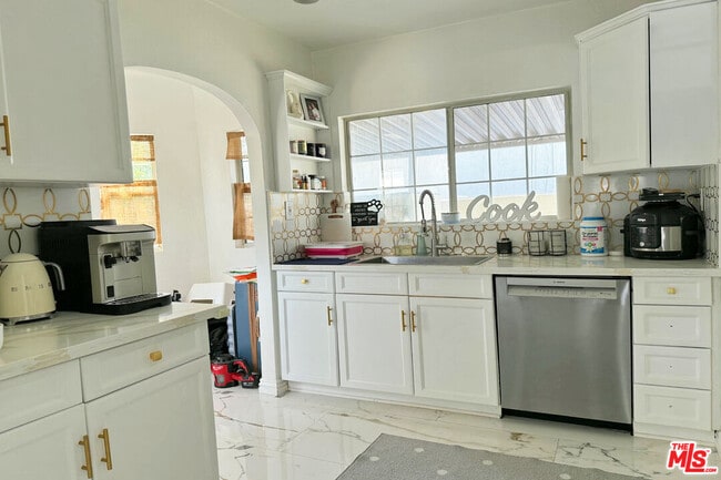 Building Photo - 1245 N Orchard Dr