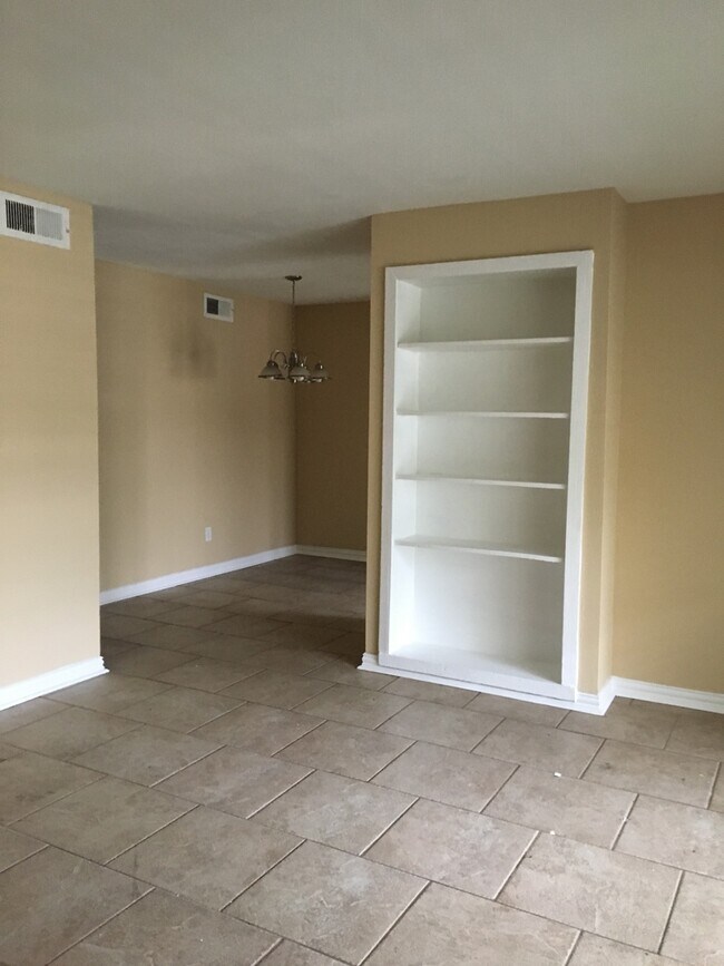 Building Photo - 1 bed/ 1 bath second floor condo
