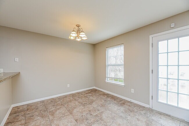 Building Photo - 163 Lyndhurst Dr