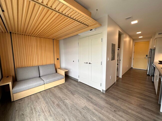 Building Photo - 409 Elm St