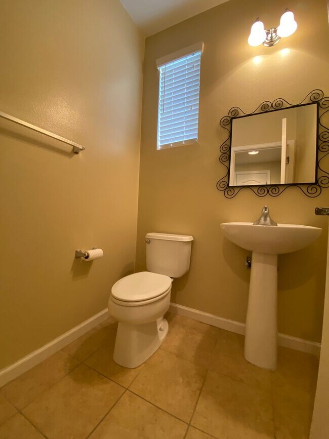 Building Photo - San Ramon Gale Ranch Townhouse 3BD/2.5BA with 4th Room for Office Loft! Community Pool Included!